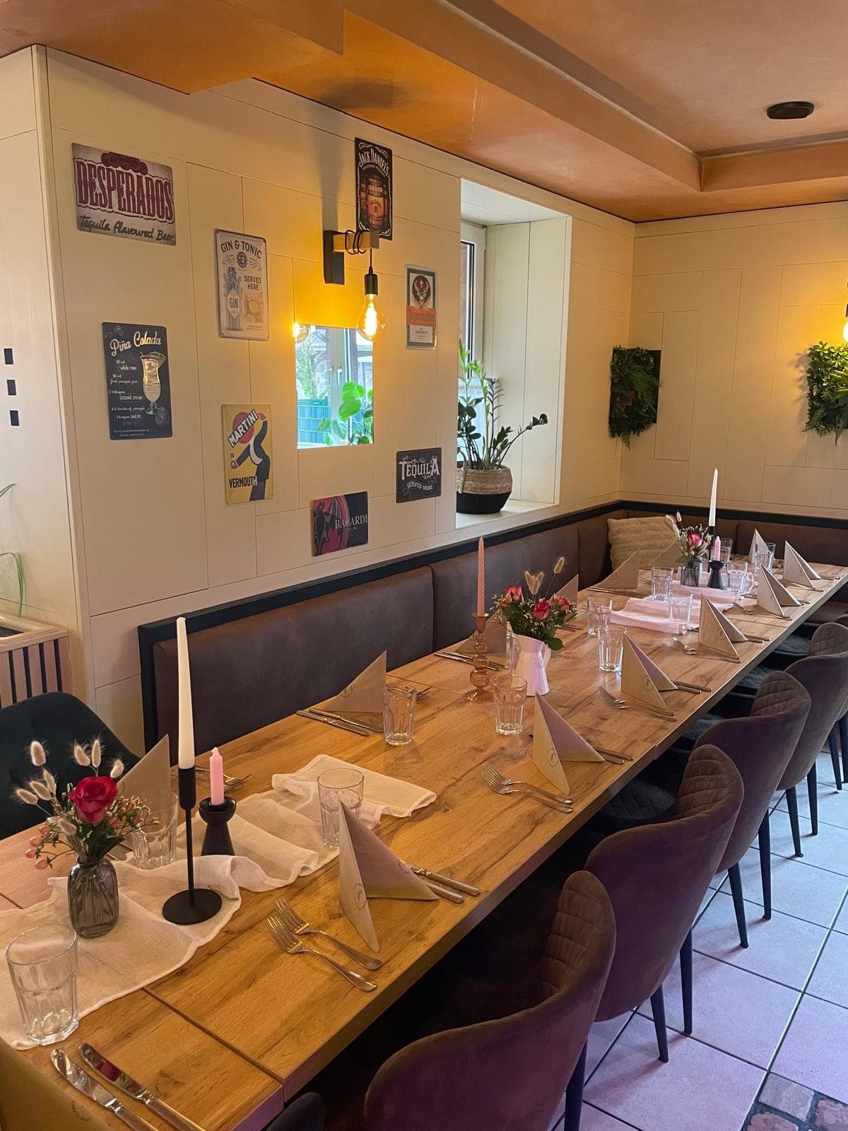 Gedeckter Tisch im Ristorante Calabrese, vorbereitet für eine Feier